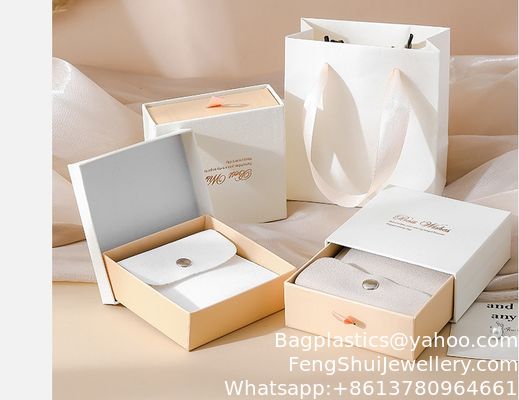 Bon prix Lot personnalisé LOGO Boîte à bijoux en poudre blanche Sac de velours Ensemble de couverture de luxe pour le monde L'anneau en ligne