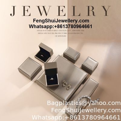 Buen precio Embalaje de lujo de alta gama personalizado Caja de joyería de cuero de PU Caja de anillo de alta gama Brazalete colgante collar de collar Caja de embalaje de joyería personalizada Caja de regalo en línea