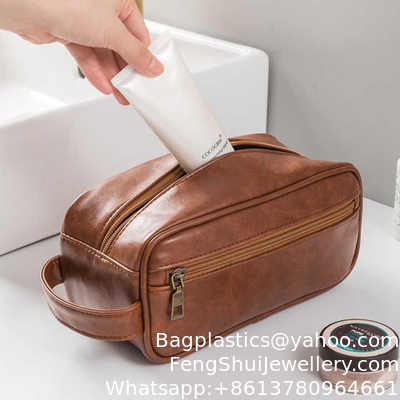 Buen precio Nueva bolsa impermeable de cuero de PU para hombres de ropa de aseo de viaje de almacenamiento de la bolsa de afeitar Dopp Kit portátil de lavado maquillaje cosmético bolsa en línea